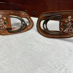 Línea Pelle wide leather embossed front hook metal belt, 42" adjusts smaller